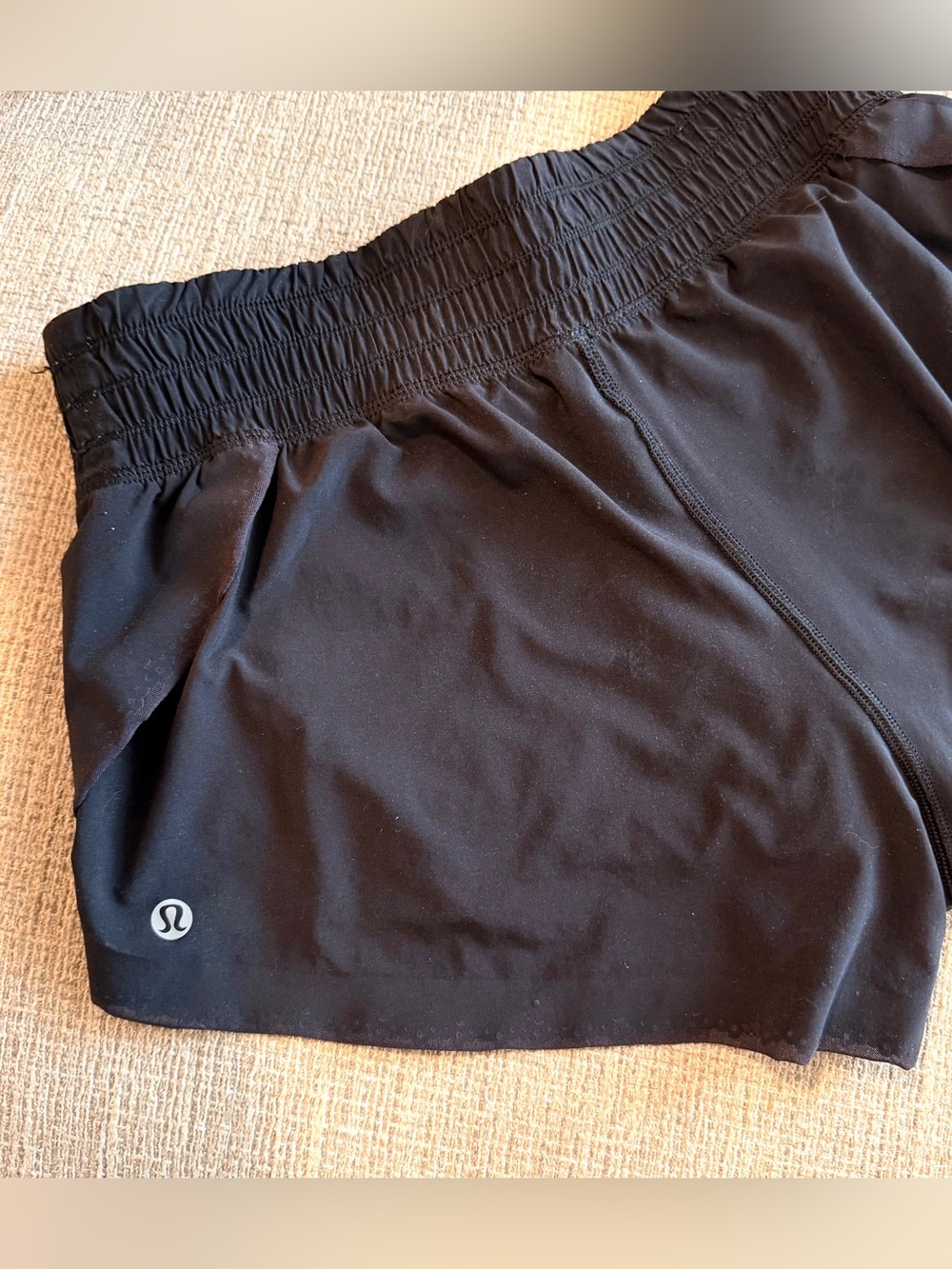 Lululemon Hotty Hot Shorts Womens 4 Laser Cut Scallop Hem Lined Running Athletic